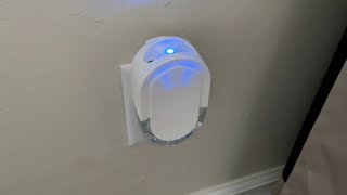 Febreze Light Indicator Plug In Air Freshener REVIEW [upl. by Ozzie]