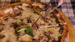 La Bottega del Tartufo ricetta Pizza Crema Tartufata e Salsiccia [upl. by Aisenat139]