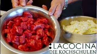 Gulasch vom Rind kochen nach altem deutschem Rezept  Der Klassiker  La Cocina die Kochschulen [upl. by Airemat]