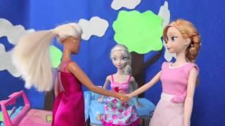 FROZEN CAR ACCIDENT Elsa amp Anna Car Crash With Barbie Closet Sitting DisneyCarToys [upl. by Mcspadden]