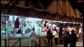 Plaza Mayor de Madrid en Navidad con sus puestos navideños [upl. by Nimesay]