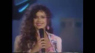 歡樂歌唱班  Semester 51  T4  NICOLETTE LARSON  LOTTA LOVE Live w lyrics [upl. by Yesor]