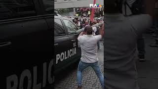 ¡Policías y maestros de la CNTE se dan con todo en el Zócalo de la CDMX [upl. by Phelan]