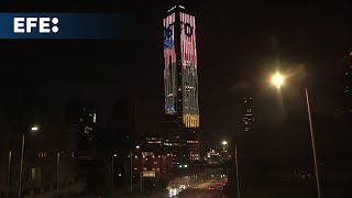 Imágenes alusivas a la novela inédita de Gabo iluminan la Torre Colpatria en Bogotá [upl. by Amanda]