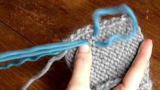 Tricot  Rentrer les fils sur un ouvrage au point jersey [upl. by Ojeillib]