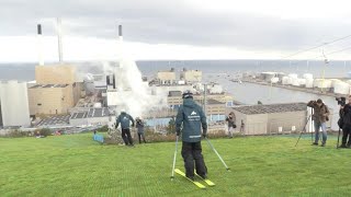 Au Danemark la première piste de ski au monde sur un incinérateur de déchets  AFP News [upl. by Harmony]