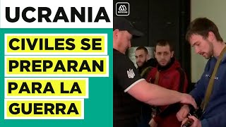 Civiles ucranianos se preparan para enfrentar al ejército ruso [upl. by Notlew2]