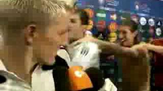 Schweinsteiger hace una nota mientras festejan los españoles  Mundial 2010 [upl. by Picardi]