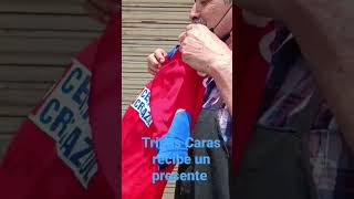 Javier Tripas Caras recibe un presente autografiado [upl. by Atiram994]