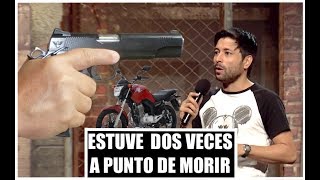 🇨🇴 ESTUVE DOS VECES A PUNTO DE MORIR 🔫 Comediantes Colombia MONÓLOGOS SIN PROPINA Adrián Parada [upl. by Ecirual221]