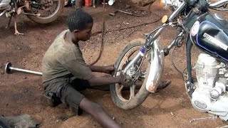 Jeune mecanicien impressionant  Joven mecánico  Young mechanic [upl. by Yarahs]