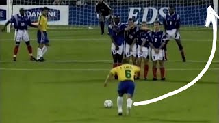 LA PUNIZIONE IMPOSSIBILE CON PALLONE TELECOMANDATO DI ROBERTO CARLOS  Storia del calcio 46 [upl. by Eatnuahs]