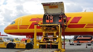 How to Offload a B757 Cargoplane  DHL Boeing 757F  DALEN  Luchtvaartdag 2017 [upl. by Gapin]