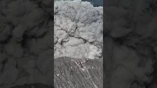 Video El impactante momento cuando un volcán entra en erupción con varias personas escalando [upl. by Ettereve]