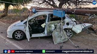 Un auto volcó cuando volvía de un boliche en Medrano [upl. by Costanzia]