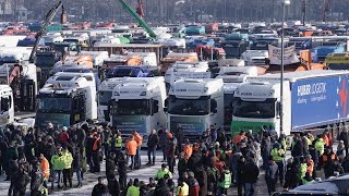 Spediteure und Landwirte protestieren gegen Ampelpolitik [upl. by Htes]