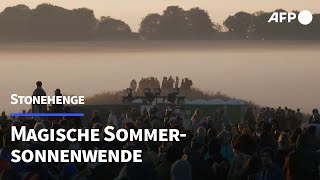 Zehntausende feiern Sommersonnenwende in Stonehenge  AFP [upl. by Bartolome836]