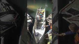 Guardacostas rescatan a tres personas atrapadas en el Pacífico colombiano por fallas mecánicas [upl. by Feltie]