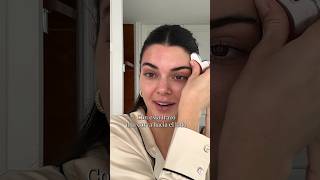 Kendall Jenner su truco con la Gua Sha para las cejas [upl. by Hartzke326]