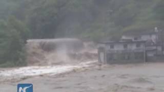 Yangtze River reports first flood peak [upl. by Wiltsey]