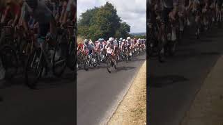 Passage du peloton de la Bretagne classic 2024 en zone de ravitaillement à Spézet [upl. by Yrok]