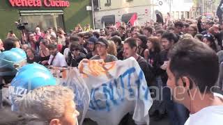 Proteste contro Giorgia Meloni a Torino cariche contro gli studenti [upl. by Roosnam]