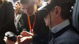 Conte parla con il suo avatar e prova la realtà virtuale al convegno del M5s [upl. by Gennie916]