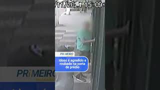 Idoso é agredido e roubado na porta de prédio [upl. by Ileek571]