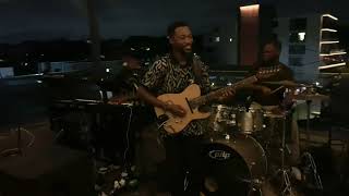 Kizz Daniel  oshe Live  The Characters Band [upl. by Nossyla537]