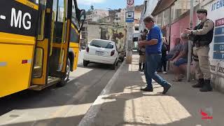 Câmera de segurança flagra acidente envolvendo carro e ônibus da Apae em Caratinga [upl. by Ymmat857]