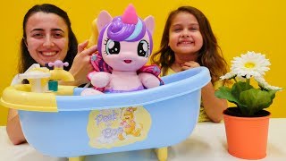 MLP Flurry Heart banyo yapalım Evcilik oyuncakları [upl. by Ylrehs]