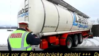 Lauterach Hängengebliebender LKW auf der Senderstraße [upl. by Danila7]