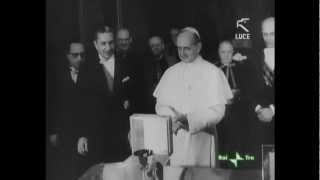 Piccola sequenza video MonsGennaro Verolino alle spalle di Papa Paolo VI e Aldo Moro 1964 [upl. by Orvan]