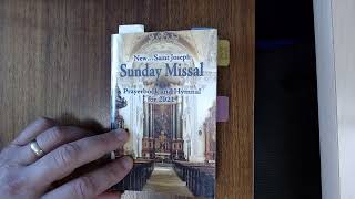 How to use the New Saint Joseph Sunday Missal Prayerbook and Hymnal during holy Mass brief video [upl. by Nair]