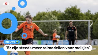 Beroemde voetballers Meiden moeten dezelfde kansen krijgen als jongens [upl. by Enyaht374]