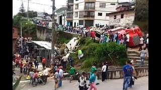 Impactante momento en el que un camión se queda sin frenos en Yarumal [upl. by Acila]