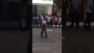 Niños graduandose muy alegres y bailando music andobienarreglado [upl. by Hopkins]