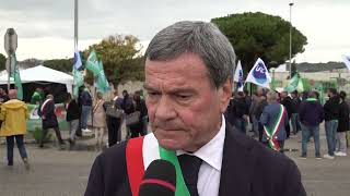 Il sindaco di Petacciato Antonio Di Pardo alla manifestazione davanti lo stabilimento Stellantis [upl. by Belsky]