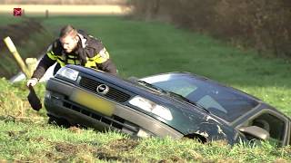 Auto belandt in sloot naast spekgladde Botterweg [upl. by Natsrik407]