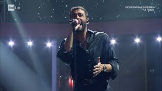 Marco Mengoni canta il brano quotDue vitequot  Soliti Ignoti  Il ritorno 13022023 [upl. by Ezechiel]