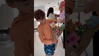 Stefano le regaló un ramo de flores a sus tías y primas con pinzas de cabello💐😳😱 vlogdeldia [upl. by Mureil]