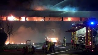 Lagerhallenbrand in Mannheim Großeinsatz der Feuerwehren Flammen schlugen aus dem Dach [upl. by Hanshaw122]