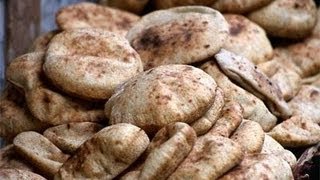 طريقه عمل الرغيف البلدى بدون إستعمال الفرن homemade pita bread [upl. by Yruam]