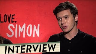 LOVE SIMON  Interviews mit Nick Robinson Katherine Langford amp Greg Berlanti [upl. by Ewer868]