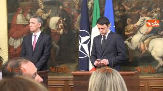 RENZI SMANETTA CON IL SUO IPHONE DURANTE CONFERENZA STAMPA CON SEGRETARIO NATO [upl. by Chabot]