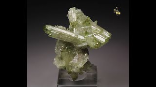 21072  VESUVIANITE Jeffrey mine Canada [upl. by Nosiaj]