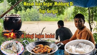 MASAK GORENG BALADO DAN MUKBANG DI TEPI SUNGAI DI IRINGI HUJAN BADAI [upl. by Treacy636]