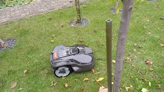 Husqvarna Automower 305  Test to charging station [upl. by Dar445]