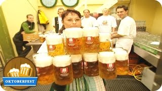 Weltrekord Frau trägt 18 Maß Bier  Oktoberfest München [upl. by Atile707]