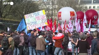 Parigi i dipendenti pubblici chiedono laumento degli stipendi [upl. by Anilatak]